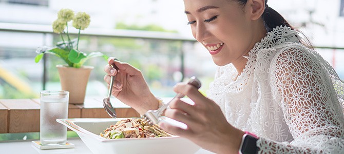 women eating a healthy meal